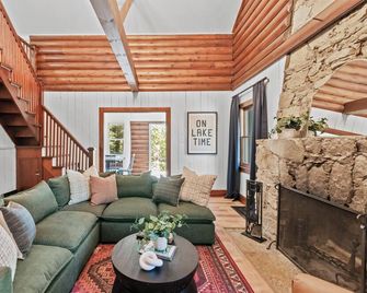 Large Waterfront Cabin-Browns Lake-Hot Tub, Ev, Peloton, Pier - Burlington - Living room