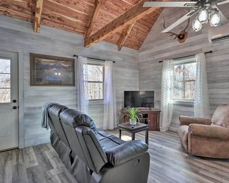 El Dorado Springs Cabin Near Trails and Parks! - El Dorado Springs - Sala de estar