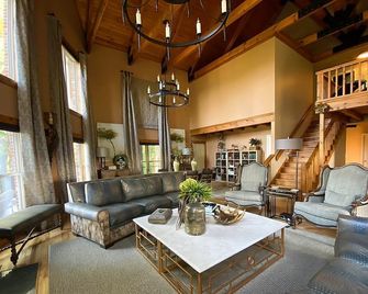 Pointe View Lodge - Jamestown - Living room