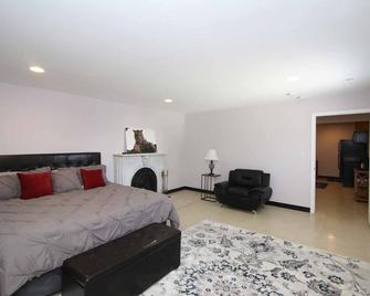 Cozy 2 Bedroom - Belleville - Bedroom