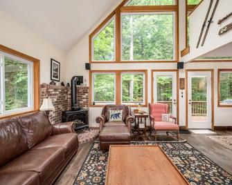 Charming, Suissevale home, with WiFi, kayaks and access to community beach - Moultonborough - Soggiorno