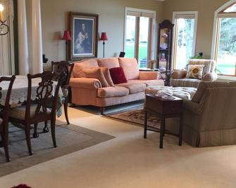 Gorgeous Catawba Home - Port Clinton - Living room