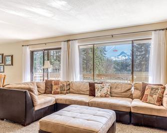 Spacious Two-Story Home W/Private Hot Tub, Free Wifi, & Game Room - Dogs Ok - Parkdale - Sala de estar