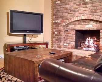 Cozy private basement suite with separate entrance, GREAT neighborhood! We own! - שרלוט - סלון