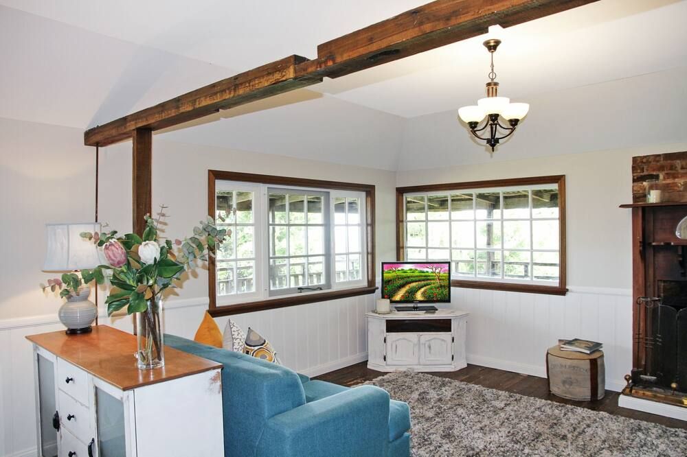 Beautifully renovated Mountain cottage with Ocean view - Berry - Wohnzimmer