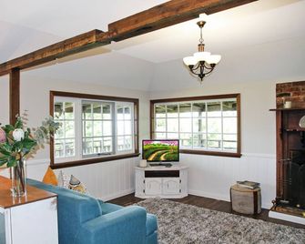 Beautifully renovated Mountain cottage with Ocean view - Berry - Wohnzimmer