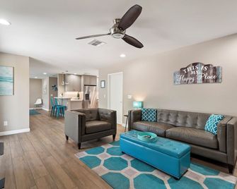 Modern Home With Putting Green, L2 Ev, Pool, Pet Friendly, Open Floorplan - Scottsdale - Wohnzimmer