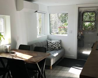 Luxury Caboose in Rhododendron Forest - Agassiz - Dining room