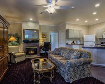 Grass Valley Courtyard Suites - Grass Valley - Living room