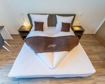 Hotel Bacher - Riva di Tures - Slaapkamer