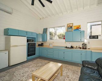 Incredible group accommodations in converted barn in quaint Weaverville with AC - Weaverville - Kitchen