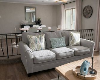 Welcome to Sanatoga Springs! Your private lake house. - Pottstown - Huiskamer