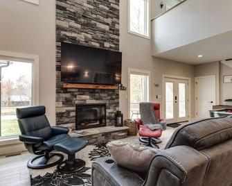 3-Br Luxury Home with Hot Tub & Arcade Games - Tracy City - Living room