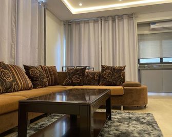 سيفين هيفين بلازا - سيريكوندا - غرفة معيشة