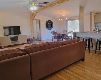 Homestead Hideaway + Hot Tub - Maeystown - Sala de estar