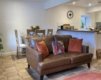 Country cottage near Trossachs lakes, hill walks & cycle routes. Dogs welcome. - Callander - Sala de estar