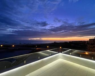 Povoa de Varzim-Sleeps4-Beachfront-Ac-Parking - Póvoa de Varzim - Balkon