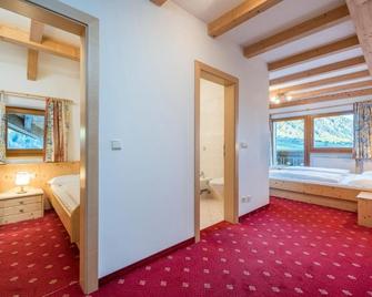 Hotel Kaserhof - Valles - Schlafzimmer