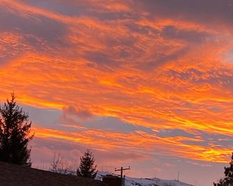 Synchrodestiny 1 Is Joyful With A Beautiful Mountain View From Front Yard - Pocatello - Outdoor view