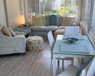 Cozy Pet Friendly Cottage, Partial Water View, Sleeps 7, Half Block from Beach! - Lexington - Sala de estar