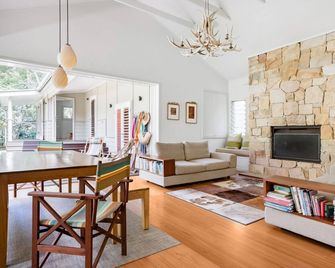 Spectacular Family Hideaway - Palm Beach - Living room
