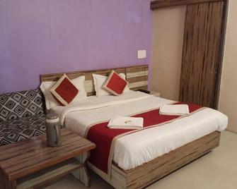 Hotel Always Welcome - Mount Abu - Bedroom