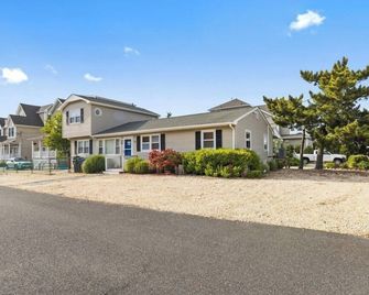 Sunny Beach House Getaway: 8 Houses to the Beach – Sand, Surf, & Delicious Eats! - Lavallette - Building