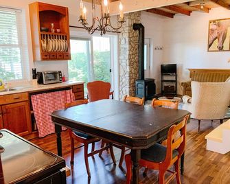 Waterfront 1 bedroom and loft cottage with small private pier on Garrett Bay - Ellison Bay - Comedor