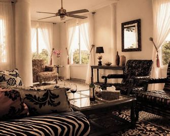 Rooftop Boutique Hotel Adults Only - Serrekunda - Olohuone