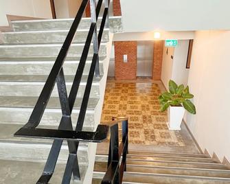 The Sixteenth Naiyang Beach Hotel SHA+ - Sakhu - Escaleras