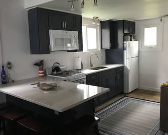 Charming Cedar Lodge at Kashong Point on Seneca Lake w/NO stairs - Geneva - Kitchen