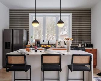 Chic Renovated Chalet with Private Pond - Roscoe - Dining room