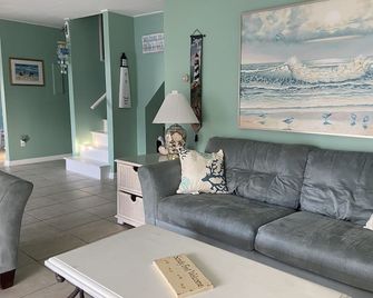 Fenwick Waterfront House-Dock, 3 Decks, Linens, Bikes, Kayaks, Sups , Bay Sunset - Fenwick Island - Wohnzimmer