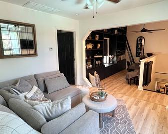 Spacious home on 10 acres with entertainment galore Pool table, ping pong n’more - Terrell - Living room