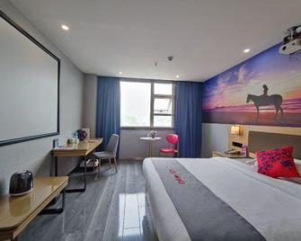 Kaili New Century Hotel (Grand Cross of International Trade Shopping Center) - Qiandongnan - Bedroom