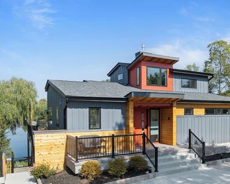 Modern Whitewater Lake Retreat on Private Cove with Views Screened Porch - Whitewater - Building