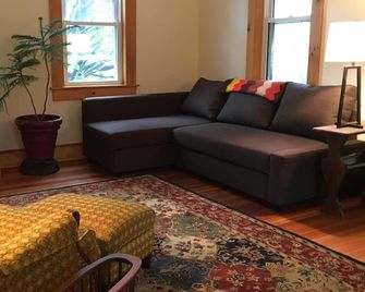Gorgeous newly renovated furnished apartment - Northampton - Wohnzimmer