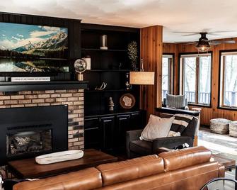 Cozy Lake Home on Water: Large deck, Yard & Dock - Edgerton - Living room