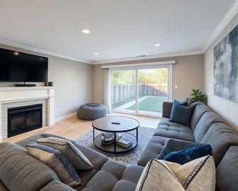 @ Marbella Lane Seaside Retreat, Walk to the Beach - Half Moon Bay - Вітальня