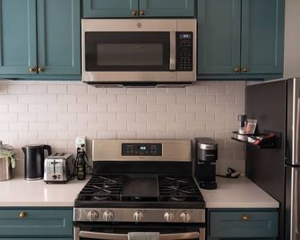 Private 2-bedroom, 1-bath apartment just 2 blocks from the beach! - סן פרנסיסקו - מטבח