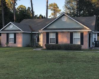Quiet, comfy home - convenient to the base & I95 - Kingsland - Building