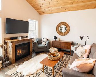 Dreamy Artist Chalet in Secluded Histori - Warren - Salon