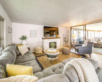Seven Bays Vacation Rental on Lake Roosevelt! - Davenport - Living room
