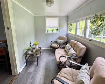 Charming 2-bedroom Cottage by the River - Bedford - Wohnzimmer