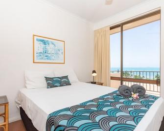 Ocean View 10 Pool & Spa - Airlie Beach - Bedroom