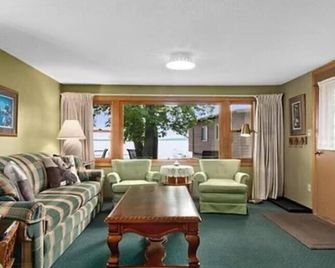 Cabin 5 at Heath's Resort - Pine River - Living room