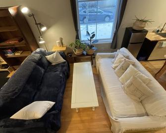 Chalet Au Bon Pain By Fernie Lodging Com - Fernie - Living room
