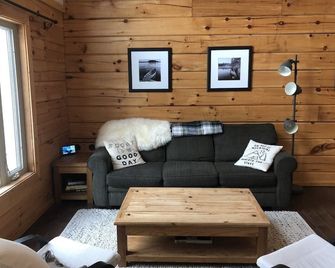 Charming 4 season log cabin Lakefront Retreat - Apsley - Living room