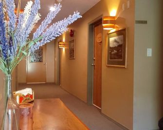 Raven's Nest Hotel - McBride - Коридор