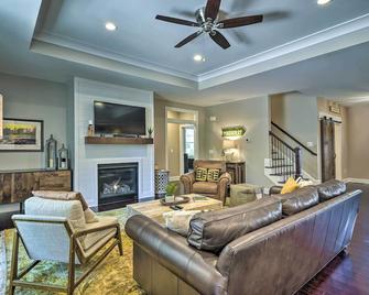 Pinehurst Golf Paradise - 2 Mi to Clubhouse! - Pinehurst - Living room
